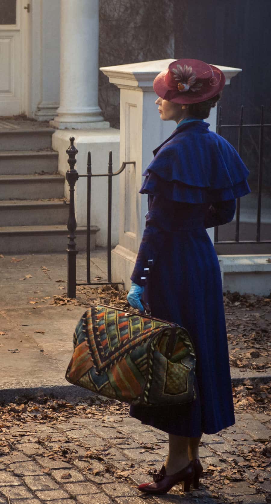 Mary Poppins (Emily Blunt) returns to the Banks home after many years and uses her magical skills to help the now grown up Michael and Jane rediscover the joy and wonder missing in their lives in MARY POPPINS RETURNS, directed by Rob Marshall.